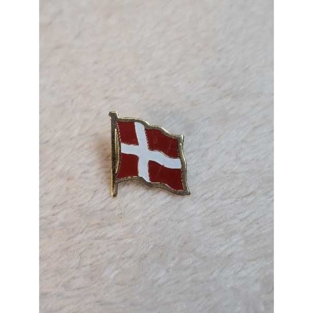 Denmark Flag Enamel Lapel Pin Badge Travel Souvenir Collectible
